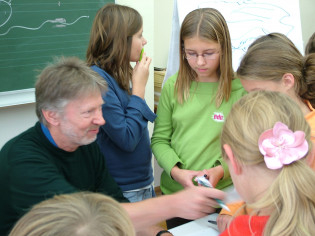 schoen_beim_Autogrammeschreiben